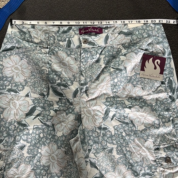 Gloria Vanderbilt Capris - Picture 5 of 8